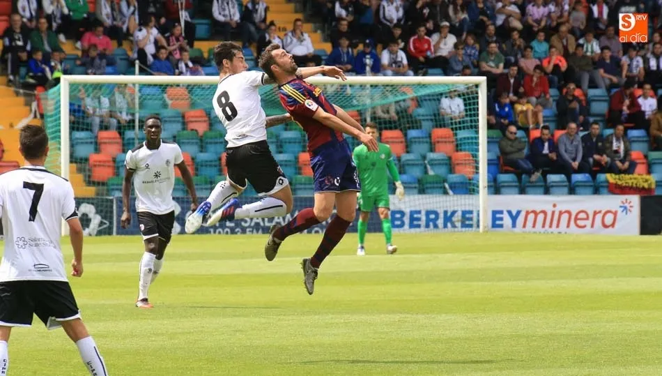 Miguel Ángel realiza un poderoso salto en una disputa de un balón aéreo en el Helmántico ante un rival del Poblense.  Foto: Alberto Martín