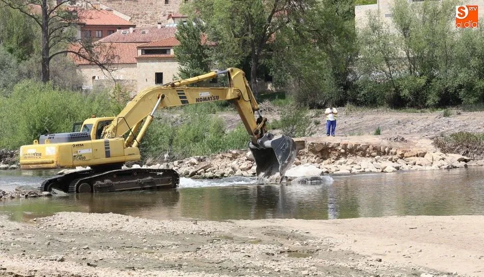 Trabajos en el cauce para retirar arena y residuos. Foto de Alberto Martín