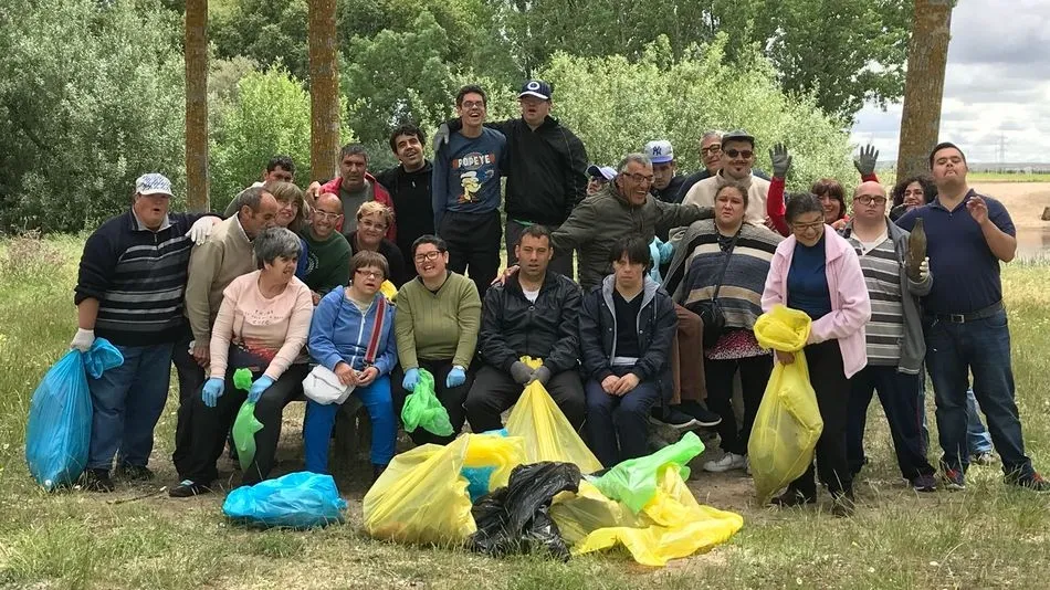 Miembros de Aspar La Besana que participaron en la limpieza de las riberas del Tormes