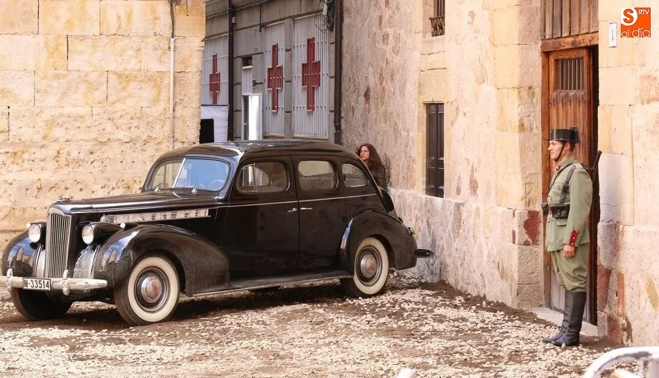 Uno de los figurantes a la puerta del Palacio Maldonado, en la plaza de San Benito. Foto de Alberto Martín