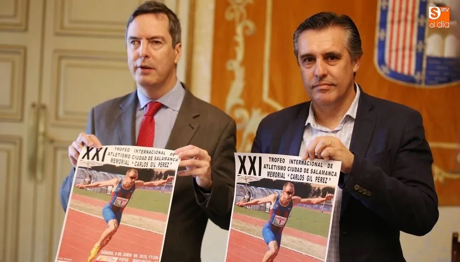 El concejal de Deportes, Enrique Sánchez-Guijo, acompañado del presidente de la delegación salmantina de atletismo, Casimiro Blanco Sánchez. Foto de Alberto Martín