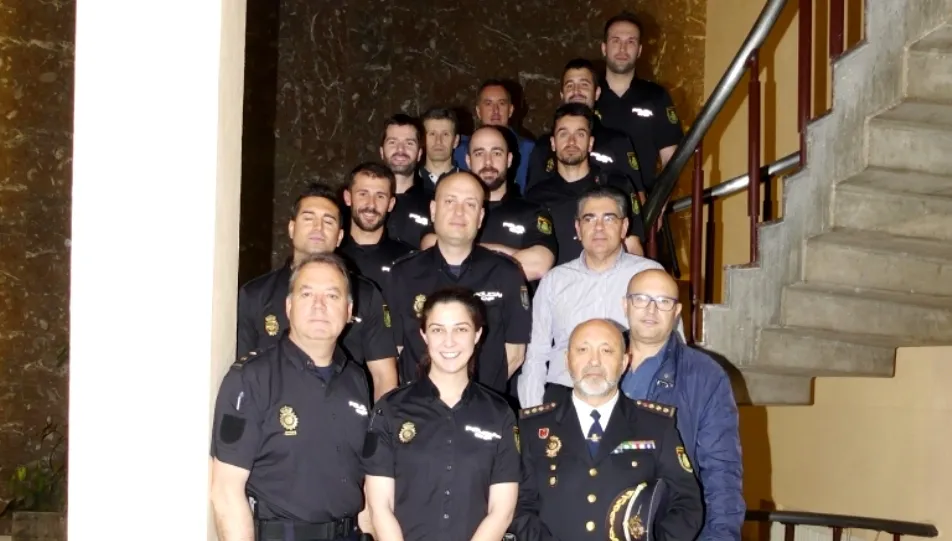 Alumnos que concluyen su estancia en Salamanca, junto al Comisario