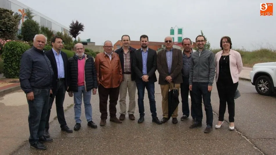 Tudanca estuvo arropado en su visita a Vitigudino por líderes socialistas de la provincia y de la comarca / MARIBEL SÁNCHEZ