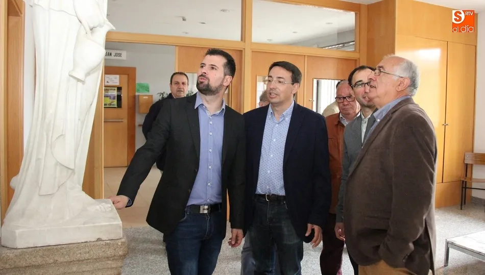 Luis Tudanca en Vitigudino junto a Fernando Pablos y el alcalde del municipio, Germán Vicente / MARIBEL SÁNCHEZ