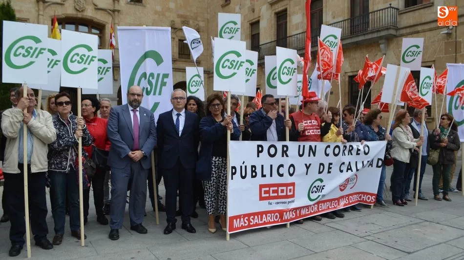 Los trabajadores de Correos se han concentrado junto a la Subdelegación del Gobierno