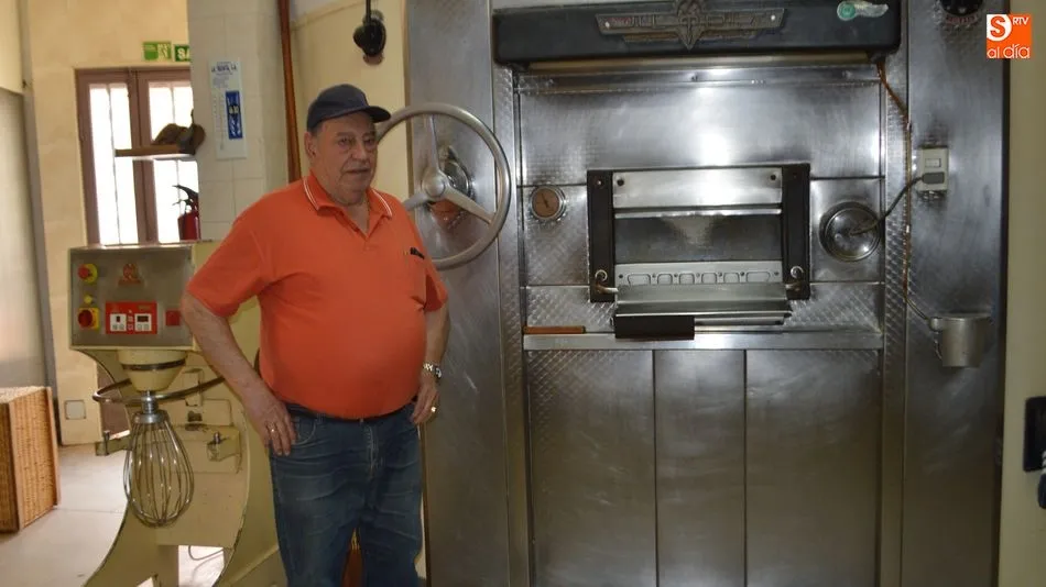 Alfonso González, en el obrador de La Panadería de Carbajosa