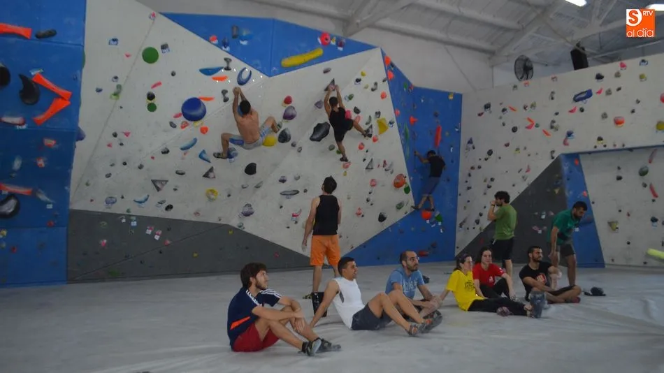 La Ola Escalada cuenta con unas amplias instalaciones para disfrutar de esta apasionante actividad