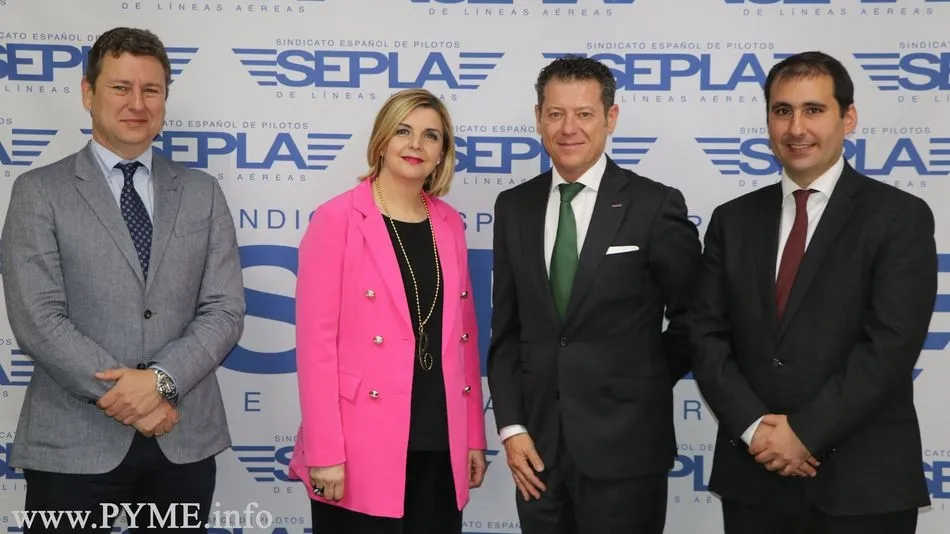 Carmen Rodrigo con los representantes de los pilotos.