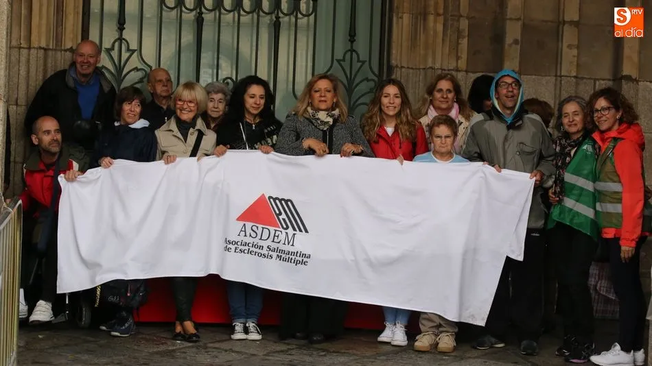 Los integrantes de la asociación, en los soportales de la Plaza debido a que no ha parado de llover. Foto: Alberto Martín