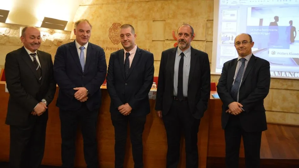 El decano, junto a los ponentes y participantes en la puesta en común.