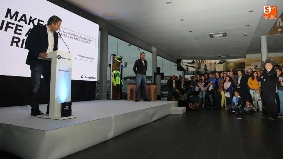 Alexander von Scheidt se dirige a los asistentes en presencia de los gerentes del concesionario. Fotos: Alberto Martín