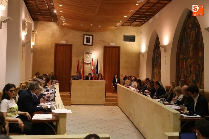 El pleno ha guardado un minuto de silencio. Fotos: Alberto Martín