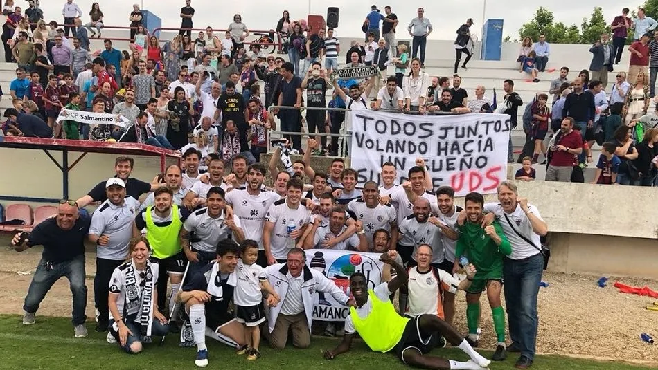 Jugadores y aficionados celebrando la clasificación en Sa Pobla.