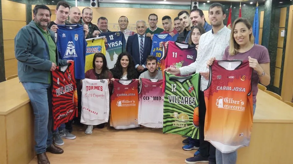 El alcalde, Pedro Samuel Martín, el diputado Ortiz, el concejal, José Álvarez, el delegado, Fernando Vázquez, y organizadores y represenatantes de equipos, en la presentación.