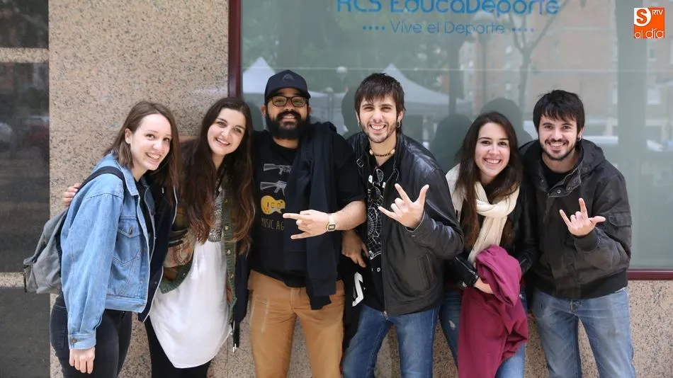 Varios jovenes, haciendo un gesto para SALAMANCArtv AL DÍA mientras se refugian de la lluvia. Fotos: Alberto Martín