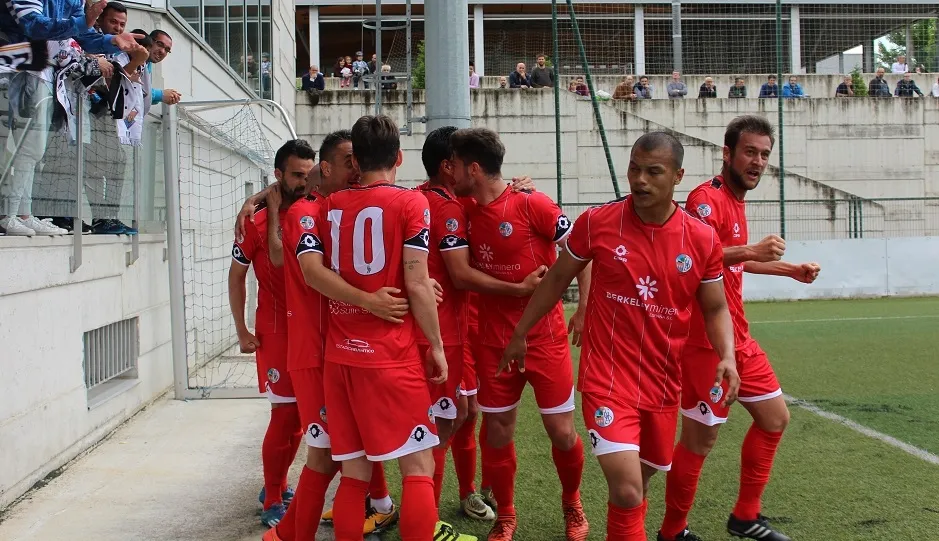 Los jugadores del CF Salmantino UDS, en plena celebración. Foto: RFG