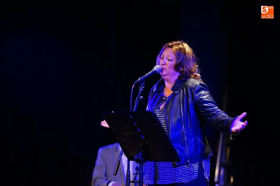 La conocida cantante actuó en el escenario del teatro León Felipe