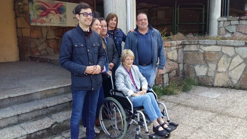 Los concejales socialistas, a las puertas de la piscina de San José