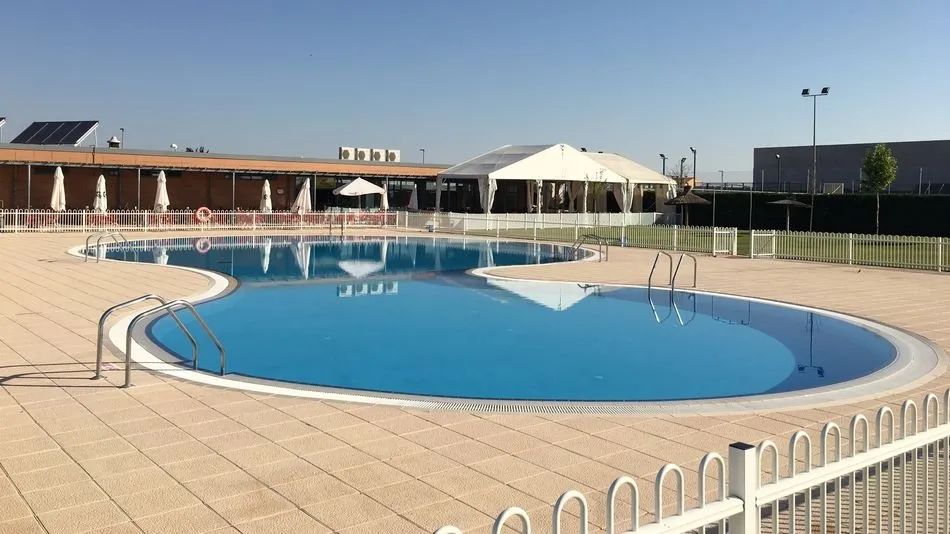Piscina municipal de Castellanos de Moriscos.