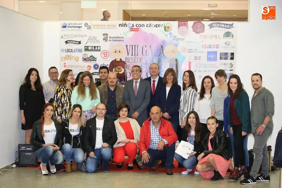 Equipo organizador posa ante la cámara al comienzo de la gala / Foto: Alberto Martín.