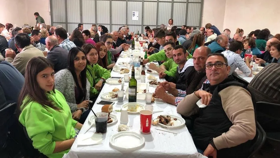 Hasta 140 comensales disfrutaban de una comida de confraternidad este domingo