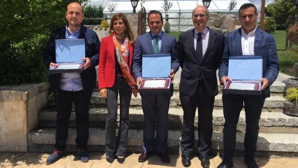 Javier Iglesias, presidente de la Diputación de Salamanca, y la diputada de Economía y Hacienda y delegada de REGTSA, Chabela de la Torre, entregaron este prestigioso galardón al alcalde de Castellanos de Moriscos, Ángel Molina