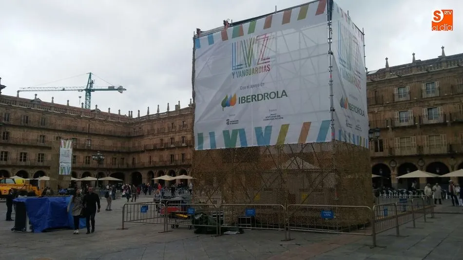 Estructura en la Plaza Mayor desde la que se realizarán las proyecciones artísticas