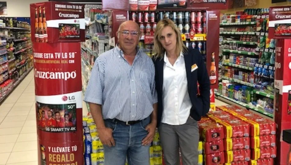 El ganador, Feliciano Hernández Marcos, cliente del Gadis de Santa Marta de Tormes (Salamanca) y  la encargada del establecimiento, Mª Jesús Sánchez