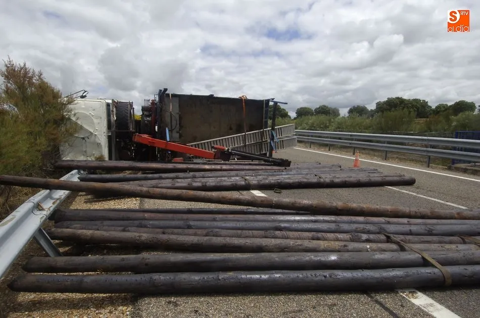 Camión volcado en la A-62, en el término municipal de Martín de Yeltes. Foto de Adrián Martín