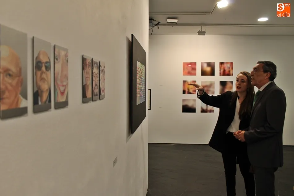 Bienvienido Mena, delegado de la Junta, en su visita a esta exposición en la Sala Unamuno