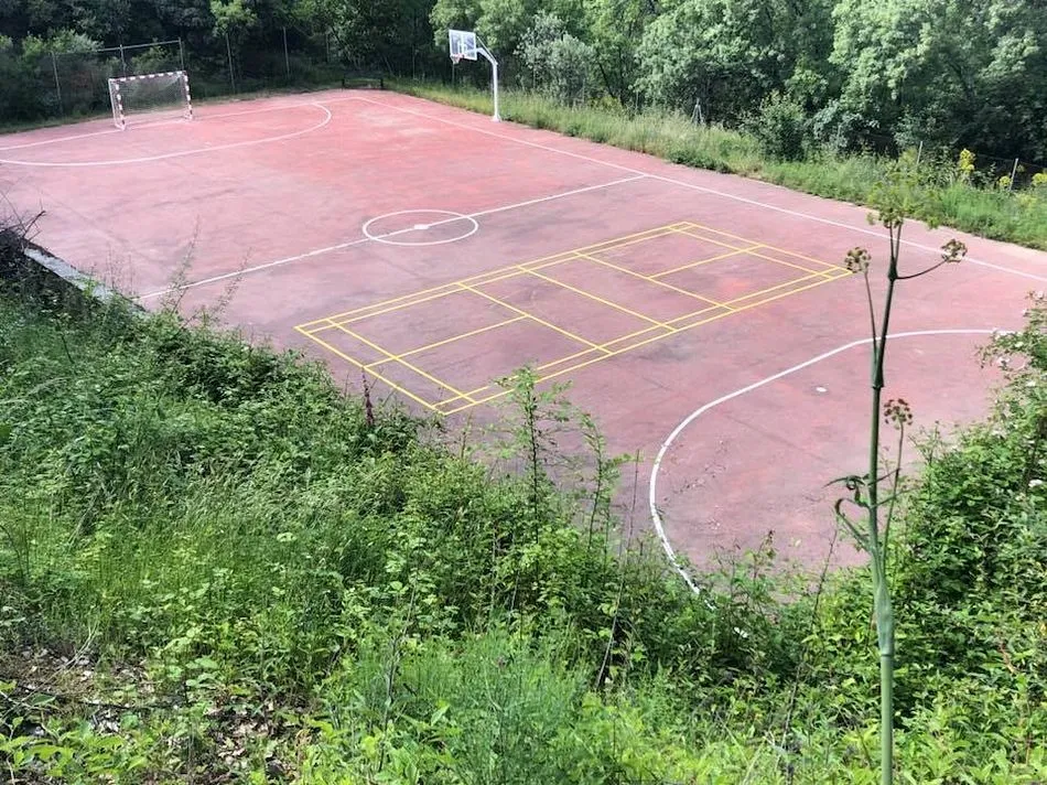 El Ayuntamiento ha creado una pista de bádminton para las actividades veraniegas
