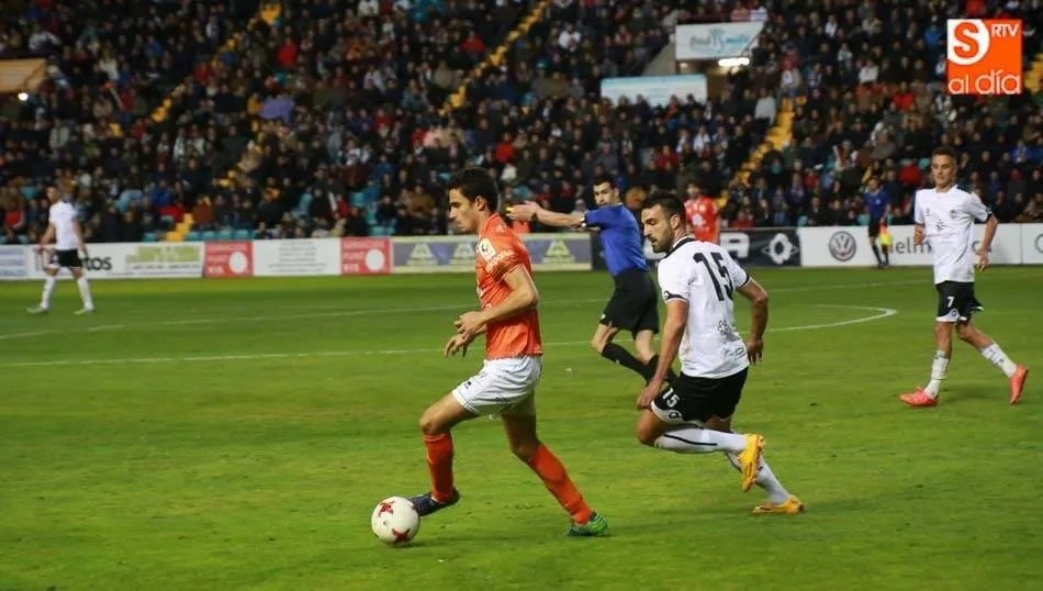 Gallego avanza con el balón ante la presión del blanquinegro Murci en el partido de la primera vuelta en el Helmántico