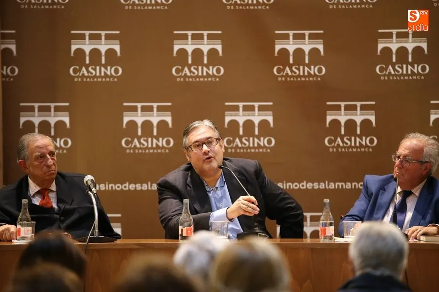 Juan Manuel de Prada en la presentación de su nuevo libro en el Casino de Salamanca / Foto: Alberto Martín