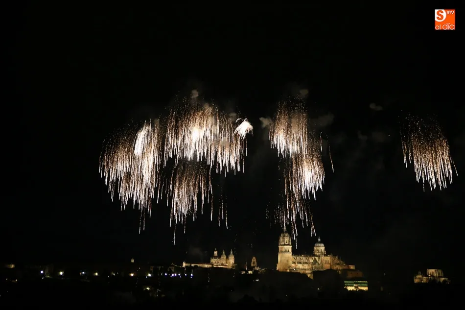 Escena de la Catedral de Salamanca durante los fuegos / Foto: Alberto Martín