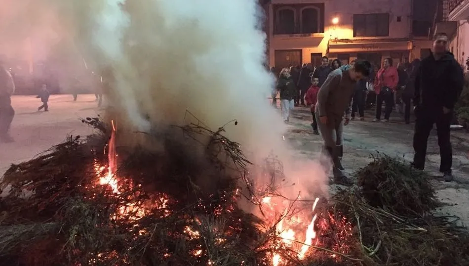 El aroma del humo de la ssenserina embriagó cada rincón del pueblo para ahuyentar a los malos espíritus