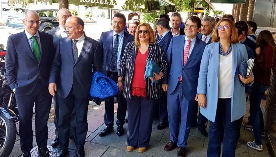 Alfonso Fernández Mañueco, presidente del Partido Popular de Castilla y León, en el centro, en Madrid, junto a los presidentes provinciales de este partido en la región