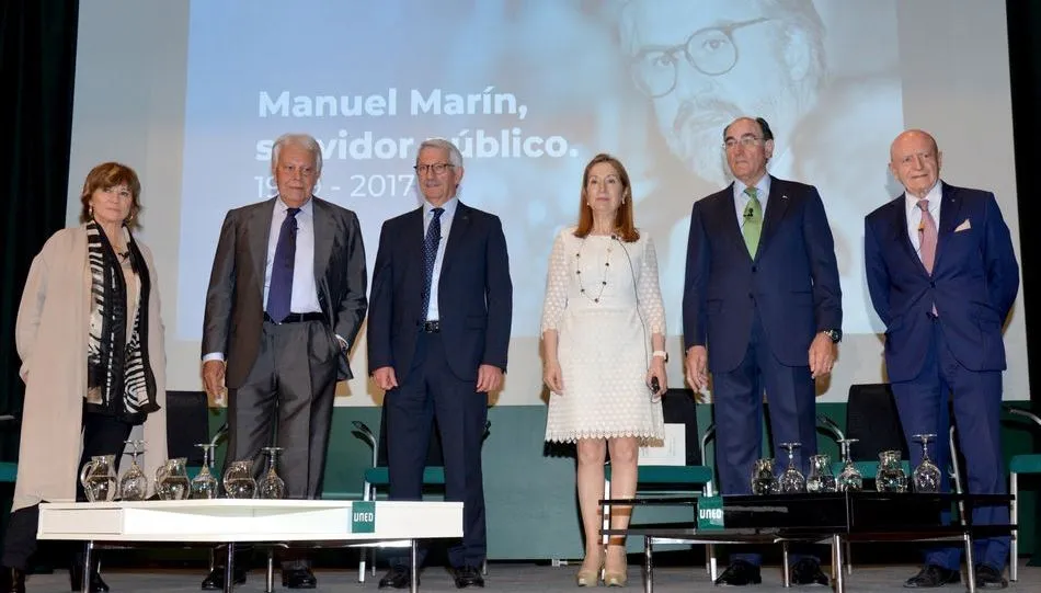 Ignacio Galán, presidente de Iberdrola -segundo por la derecha-, junto a otros participantes en el homenaje a Manuel Marín organizado esta tarde por la UNED. De izquierda a derecha, Nativel Preciado, Felipe González, Alejandro Tiana, Ana Pastor y Abel Mat