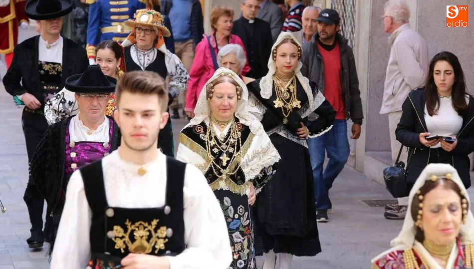 Charros con los trajes típicos desfilando por la Rúa hacia la Catedral. Foto de Alberto Martín