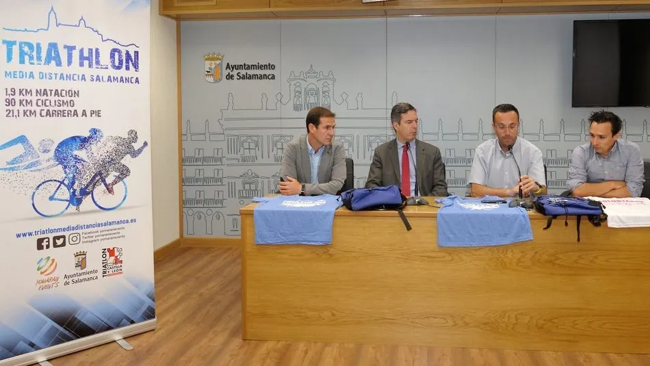 Presentación de la cuarta edición del Triatlón Media Distancia en el Ayuntamiento