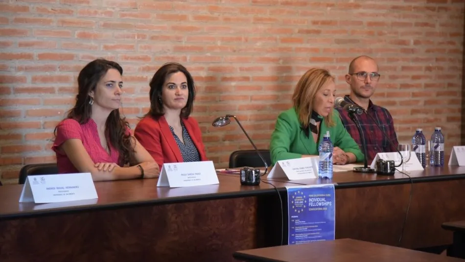 Cristina Gómez Corchete, miembro del Punto nacional de Contacto de la Oficina Europea del FECYT-MINECO (Fundación Española para la Ciencia y la Tecnología-Ministerio de Economía y Empresa), junto a tres beneficiarios de estas becas