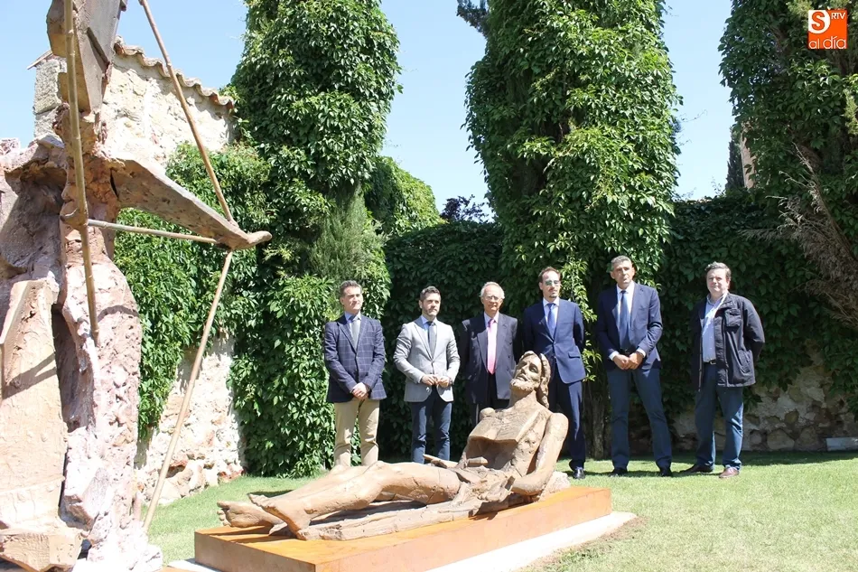 Representantes del Ayuntamiento, Diputación, Fundación Mapfre y Fundación Venancio Blanco, junto al grupo escultórico Cristo vuelve al Padre.