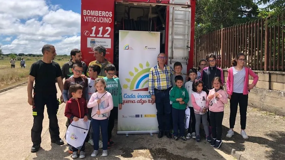 Los niños del Cubo de don Sancho tras la actividad pudieron conocer uno de los vehículos contraincendios