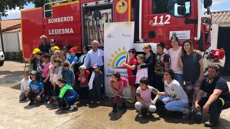 Alumnos del C.R.A. El Tomillar de Villaseco de Los Gamitos recibían una charla en esta jornada de la campaña ‘Cada incendio quema algo tuyo’