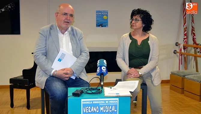 Araceli Rodríguez Flores, concejala de Cultura, y Michel Núñez, director de la Escuela Municipal de Música, presentaban hoy la programación de verano