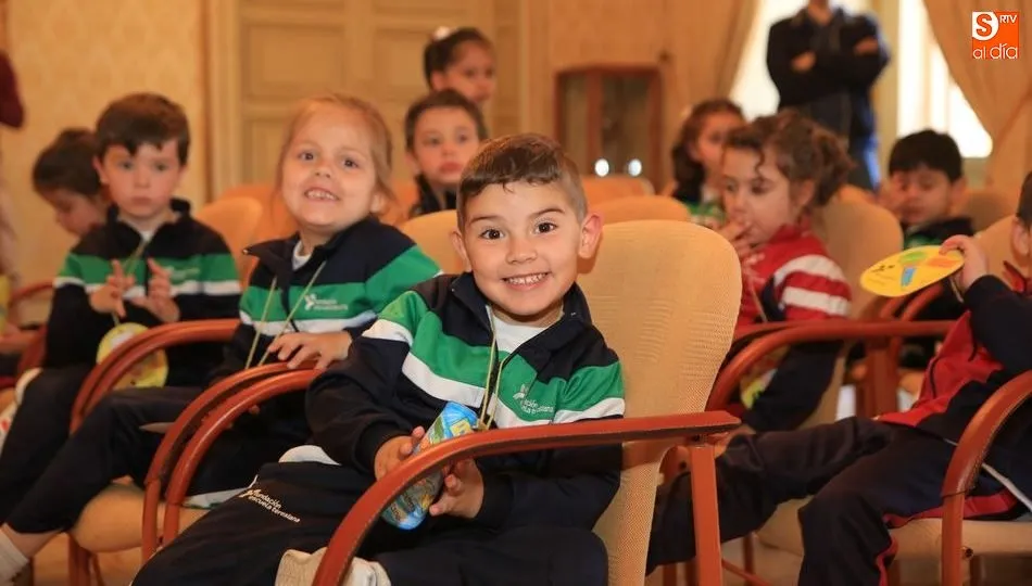 Escolares del colegio Santa Teresa de Jesús en el Ayuntamiento de Salamanca. Foto de Alberto Martín