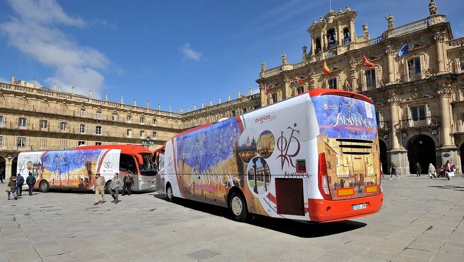 Imagen del VIII Centenario en autobuses de Avanza