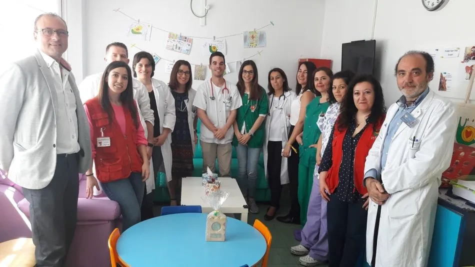 El responsable de Pyfano, Míchel (izquierda), junto a representantes del hospital y trabajadores.