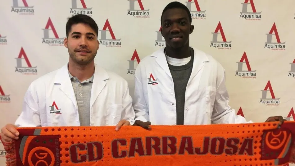 Raúl Crespo y Dudú Dieye, tras firmar la renovación.