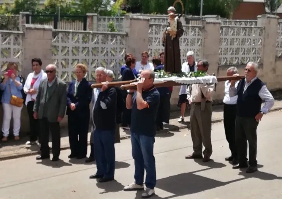 Procesión con la imagen de San Antonio en Florida de Liébana.