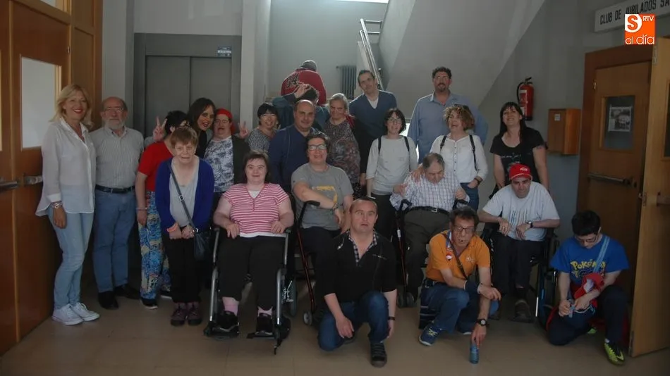 Grupo de usuarios de Asprodes del Centro El Cueto en la emisora municipal de radio de Vitigudino / SILVESTRE